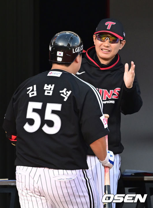 [OSEN=김성락 기자] LG 김범석이 홈런을 친 뒤 염경엽 감독의  환영을 받고 있다. 2024.05.18 / ksl0919@osen.co.kr