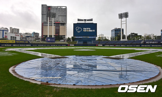 [OSEN=창원, 이석우 기자] 16일 창원NC파크에서 2024 신한 SOL 뱅크 KBO 리그 NC 다이노스와 한화 이글스의 경기가 열릴 예정이었다. 창원지역에 호우주의보가 내린 가운데 많은 비가 내리고 있다.창원NC파크 전광판에 ‘오늘 경기는 비로 취소됐습니다.’라며 우천 취소 알림이 나가고 있다. 2024.07.16 / foto0307@osen.co.kr