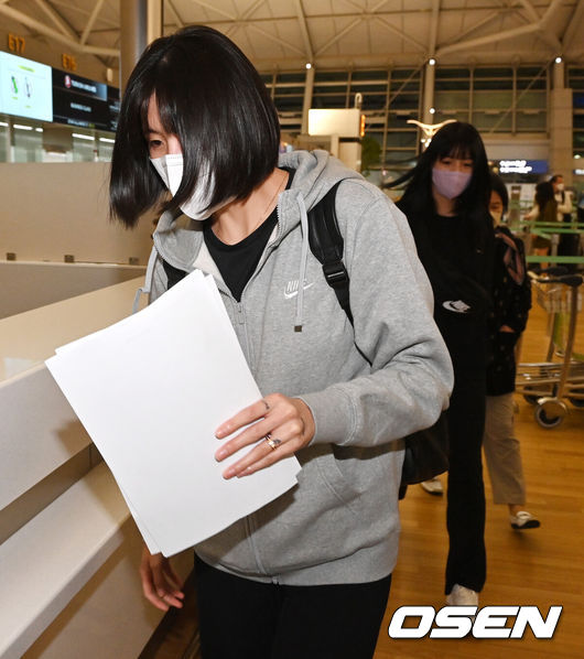 [OSEN=인천공항, 지형준 기자] 이재영, 이다영이 출국장으로 향하고 있다.  2021.10.16 /jpnews@osen.co.kr