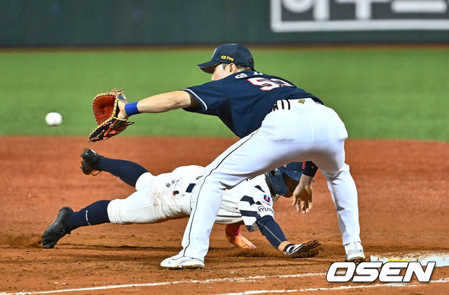 [OSEN=울산, 이석우 기자] 16일 울산 문수야구장에서 2024 신한 SOL 뱅크 KBO 리그 롯데 자이언츠와 두산 베어스의 경기가 열렸다. 홈팀 롯데는 반즈가 선발로 두산은 최원준이 선발로 나섰다.롯데 자이언츠 황성빈이 4회말 1사 1루 이정훈 대주자로 나와 투수 견제에 걸려 아웃되고 있다. 2024.07.16 / foto0307@osen.co.kr