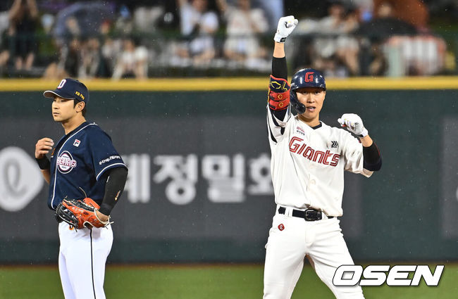 [OSEN=울산, 이석우 기자] 16일 울산 문수야구장에서 2024 신한 SOL 뱅크 KBO 리그 롯데 자이언츠와 두산 베어스의 경기가 열렸다. 홈팀 롯데는 반즈가 선발로 두산은 최원준이 선발로 나섰다.롯데 자이언츠 박승욱이 7회말 1사 1,2루 좌익수 왼쪽 1타점 2루타를 치고 세리머니를 하고 있다. 2024.07.16 / foto0307@osen.co.kr