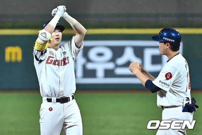 [OSEN=울산, 이석우 기자] 16일 울산 문수야구장에서 2024 신한 SOL 뱅크 KBO 리그 롯데 자이언츠와 두산 베어스의 경기가 열렸다. 홈팀 롯데는 반즈가 선발로 두산은 최원준이 선발로 나섰다.롯데 자이언츠 최항이 7회말 1사 2,3루 우익수 앞 2타점 안타를 치고 세리머니를 하고 있다. 2024.07.16 / foto0307@osen.co.kr