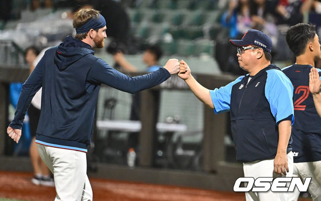 [OSEN=울산, 이석우 기자] 16일 울산 문수야구장에서 2024 신한 SOL 뱅크 KBO 리그 롯데 자이언츠와 두산 베어스의 경기가 열렸다. 홈팀 롯데는 반즈가 선발로 두산은 최원준이 선발로 나섰다.롯데 자이언츠 김태형 감독이 두산 베어스에 4-0으로 승리한 후 반즈와 기쁨을 나누고 있다. 2024.07.16 / foto0307@osen.co.kr