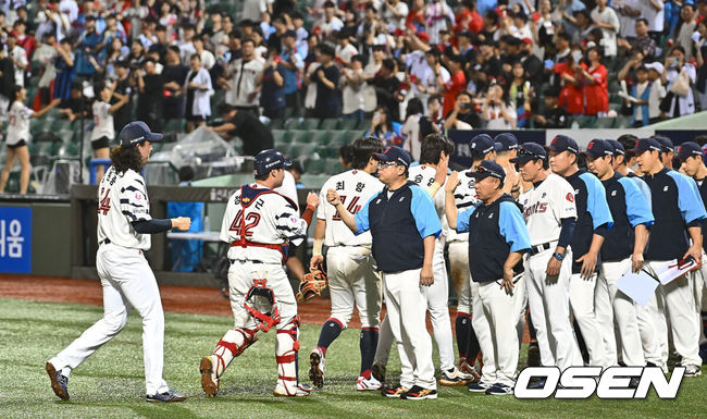 [OSEN=울산, 이석우 기자] 16일 울산 문수야구장에서 2024 신한 SOL 뱅크 KBO 리그 롯데 자이언츠와 두산 베어스의 경기가 열렸다. 홈팀 롯데는 반즈가 선발로 두산은 최원준이 선발로 나섰다.롯데 자이언츠 김태형 감독과 코치들이 두산 베어스에 4-0으로 승리한 후 선수들과 기쁨을 나누고 있다. 2024.07.16 / foto0307@osen.co.kr