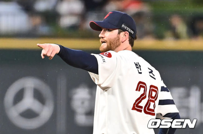 [OSEN=울산, 이석우 기자] 16일 울산 문수야구장에서 2024 신한 SOL 뱅크 KBO 리그 롯데 자이언츠와 두산 베어스의 경기가 열렸다. 홈팀 롯데는 반즈가 선발로 두산은 최원준이 선발로 나섰다.롯데 자이언츠 반즈가 3회초 1사 두산 베어스 정수빈의 스윙에 돌았다는 표시를 있다. 2024.07.16 / foto0307@osen.co.kr