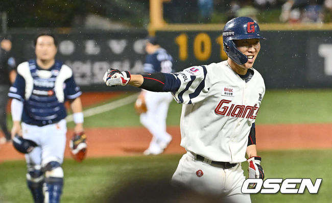 [OSEN=울산, 이석우 기자] 16일 울산 문수야구장에서 2024 신한 SOL 뱅크 KBO 리그 롯데 자이언츠와 두산 베어스의 경기가 열렸다. 홈팀 롯데는 반즈가 선발로 두산은 최원준이 선발로 나섰다.롯데 자이언츠 박승욱이 7회말 1사 2,3루 최항의 우익수 앞 2타점 안타 때 득점을 올리고 기뻐하고 있다. 2024.07.16 / foto0307@osen.co.kr