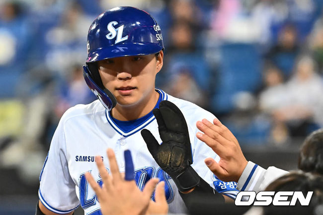 [OSEN=대구, 이석우 기자] 2일 대구 삼성라이온즈파크에서 2024 신한 SOL 뱅크 KBO 리그 삼성 라이온즈와 키움 히어로즈의 경기가 열렸다. 7년 차 우완 김선기를 선발로 내세운 키움 히어로즈와 시즌 첫 맞대결 벌이는 삼성 라이온즈는 ‘푸른피 에이스’ 원태인을 선발로 올렸다.삼성 라이온즈 김현준이 8회말 2사 2, 3루 구자욱의 2타점 우중간 가르는 적시 2루타 때 득점을 올리고 하이파이브를 하고 있다. 2024.04.02 / foto0307@osen.co.kr