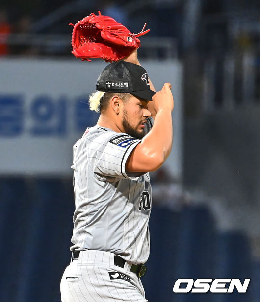 [OSEN=창원, 이석우 기자] 17일 창원NC파크에서 2024 신한 SOL 뱅크 KBO 리그 NC 다이노스와 한화 이글스의 경기가 열렸다. 홈팀 NC는 카스타노가 방문팀 한화는 바리아가 선발 출전했다. 한화 이글스 바리아가 4회말 무사 NC 다이노스 김휘집에게 안타를 맞고 아쉬워하고 있다. 2024.07.17 / foto0307@osen.co.kr