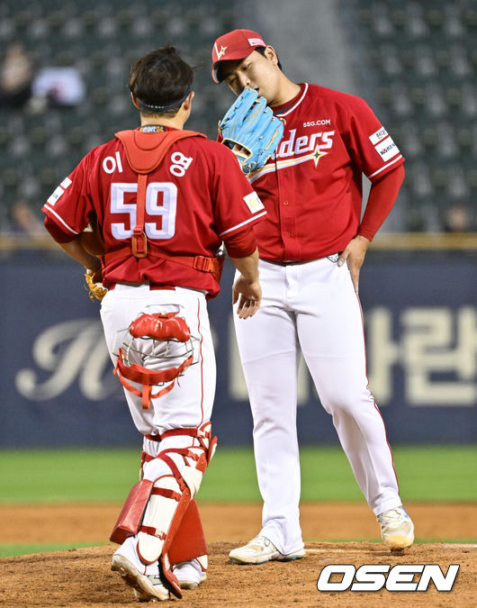 [OSEN=잠실, 조은정 기자]17일 서울 송파구 잠실야구장에서 ‘2024 신한 SOL Bank KBO리그’ LG트윈스와 SSG랜더스의 경기가 열렸다.이날 홈팀 LG는 엔스를, 방문팀 SSG은 김광현을 선발투수로 내세웠다.4회말 SSG 김택형이 포수 이지영과 대화를 나누고 있다. 2024.07.17 /cej@osen.co.kr