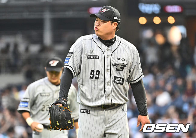 [OSEN=창원, 이석우 기자] 18일 창원NC파크에서 2024 신한 SOL 뱅크 KBO 리그 NC 다이노스와 한화 이글스의 경기가 열렸다. 홈팀 NC는 신민혁이 방문팀 한화는 류현진이 선발 출전했다. 한화 이글스 선발투수 류현진이 1회말 4실점하고 아쉬워하고 있다. 2024.07.18 / foto0307@osen.co.kr