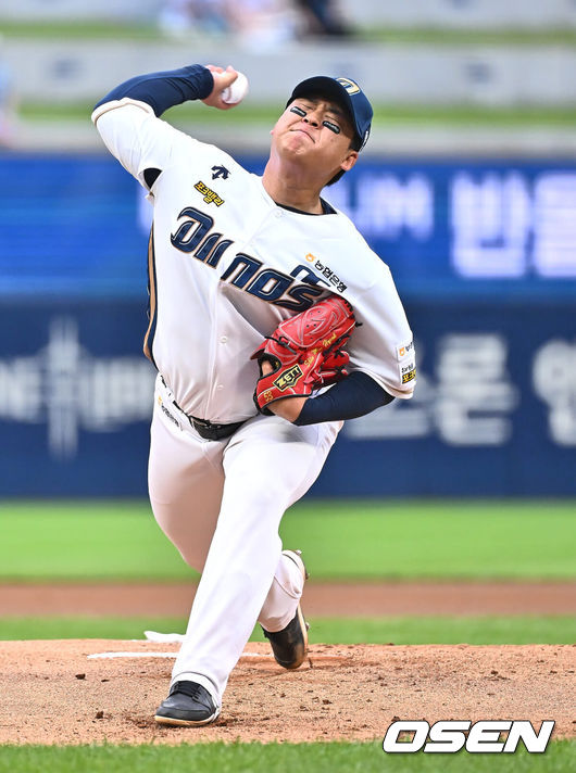 [OSEN=창원, 이석우 기자] 18일 창원NC파크에서 2024 신한 SOL 뱅크 KBO 리그 NC 다이노스와 한화 이글스의 경기가 열렸다. 홈팀 NC는 신민혁이 방문팀 한화는 류현진이 선발 출전했다. NC 다이노스 선발투수 신민혁이 역투하고 있다. 2024.07.18 / foto0307@osen.co.kr