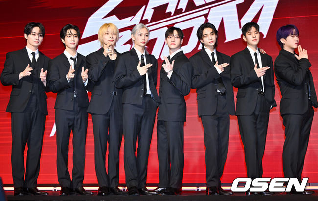 [OSEN=박준형 기자] 19일 오전 서울 여의도 콘래드 서울에서 스트레이키즈(Stray Kids) 새 미니앨범 ‘ATE(에이트)’ 발매 기념 기자간담회가 진행됐다.<br /><br />스트레이 키즈는 이날 새 미니 앨범 'ATE'(에이트)와 타이틀곡 'Chk Chk Boom'(칙칙붐)을 발매하고 컴백한다. 이번 타이틀 곡 'Chk Chk Boom'은 라틴 스타일의 힙합 리듬과 파워풀한 퍼포먼스가 돋보이는 곡으로, 자유롭고 자신감 넘치는 스트레이 키즈의 매력을 담았다. <br /><br />스트레이키즈가 포즈를 취하고 있다. 2024.07.19 / soul1014@osen.co.kr