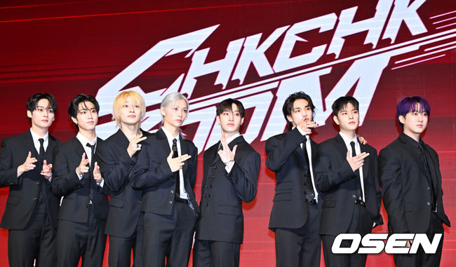 [OSEN=박준형 기자] 19일 오전 서울 여의도 콘래드 서울에서 스트레이키즈(Stray Kids) 새 미니앨범 ‘ATE(에이트)’ 발매 기념 기자간담회가 진행됐다.<br /><br />스트레이 키즈는 이날 새 미니 앨범 'ATE'(에이트)와 타이틀곡 'Chk Chk Boom'(칙칙붐)을 발매하고 컴백한다. 이번 타이틀 곡 'Chk Chk Boom'은 라틴 스타일의 힙합 리듬과 파워풀한 퍼포먼스가 돋보이는 곡으로, 자유롭고 자신감 넘치는 스트레이 키즈의 매력을 담았다. <br /><br />스트레이키즈가 포즈를 취하고 있다. 2024.07.19 / soul1014@osen.co.kr