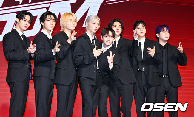 [OSEN=박준형 기자] 19일 오전 서울 여의도 콘래드 서울에서 스트레이키즈(Stray Kids) 새 미니앨범 ‘ATE(에이트)’ 발매 기념 기자간담회가 진행됐다.<br /><br />스트레이 키즈는 이날 새 미니 앨범 'ATE'(에이트)와 타이틀곡 'Chk Chk Boom'(칙칙붐)을 발매하고 컴백한다. 이번 타이틀 곡 'Chk Chk Boom'은 라틴 스타일의 힙합 리듬과 파워풀한 퍼포먼스가 돋보이는 곡으로, 자유롭고 자신감 넘치는 스트레이 키즈의 매력을 담았다. <br /><br />스트레이키즈가 포즈를 취하고 있다. 2024.07.19 / soul1014@osen.co.kr