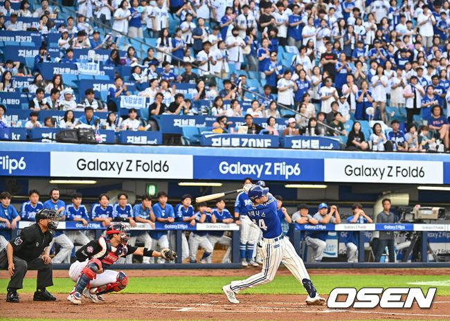 [OSEN=대구, 이석우 기자] 19일 대구삼성라이온즈파크에서 2024 신한 SOL 뱅크 KBO 리그 삼성 라이온즈와 롯데 자이언츠의 경기가 열렸다. 홈팀 삼성은 백정현이 방문팀 롯데는 김진욱이 선발 출전했다. 삼성 라이온즈 새 외국인 선수 카데나스가 KBO리그 첫 타석에서 힘찬 타격을 하고 있다. 2024.07.19 / foto0307@osen.co.kr