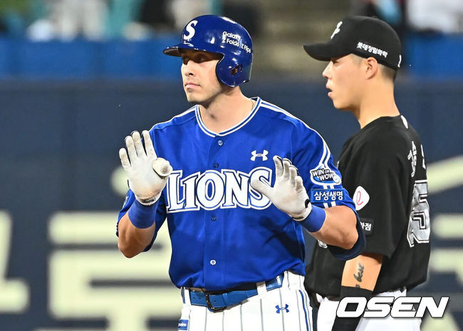 [OSEN=대구, 이석우 기자] 19일 대구삼성라이온즈파크에서 2024 신한 SOL 뱅크 KBO 리그 삼성 라이온즈와 롯데 자이언츠의 경기가 열렸다. 홈팀 삼성은 백정현이 방문팀 롯데는 김진욱이 선발 출전했다. 삼성 라이온즈 카데나스가 6회말 2사 좌익수 왼쪽 2루타를 치고 손을 들어 보이고 있다. 2024.07.19 / foto0307@osen.co.kr