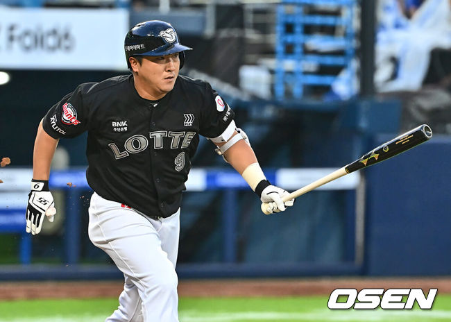 [OSEN=대구, 이석우 기자] 19일 대구삼성라이온즈파크에서 2024 신한 SOL 뱅크 KBO 리그 삼성 라이온즈와 롯데 자이언츠의 경기가 열렸다. 홈팀 삼성은 백정현이 방문팀 롯데는 김진욱이 선발 출전했다. 롯데 자이언츠 정훈이 4회초 1사 1,2루 우익수 오른쪽 2타점 2루타를 치고 있다. 2024.07.19 / foto0307@osen.co.kr