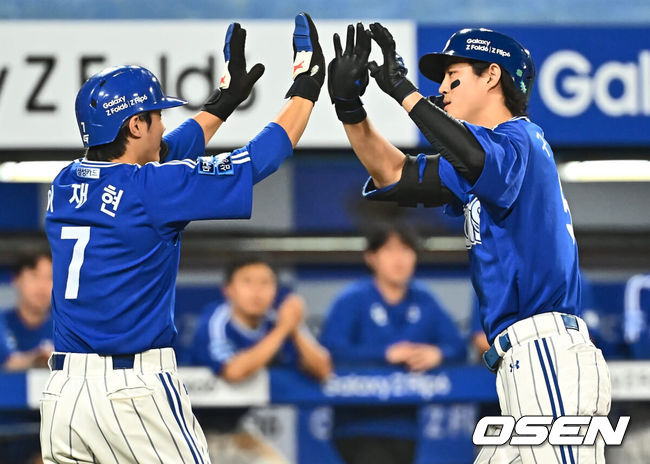 [OSEN=대구, 이석우 기자] 19일 대구삼성라이온즈파크에서 2024 신한 SOL 뱅크 KBO 리그 삼성 라이온즈와 롯데 자이언츠의 경기가 열렸다. 홈팀 삼성은 백정현이 방문팀 롯데는 김진욱이 선발 출전했다. 삼성 라이온즈 구자욱이 6회말 2사 1루 우월 2점 홈런을 치고 하이파이브를 하고 있다. 2024.07.19 / foto0307@osen.co.kr