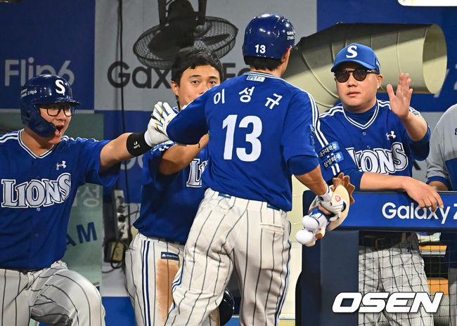 [OSEN=대구, 이석우 기자] 19일 대구삼성라이온즈파크에서 2024 신한 SOL 뱅크 KBO 리그 삼성 라이온즈와 롯데 자이언츠의 경기가 열렸다. 홈팀 삼성은 백정현이 방문팀 롯데는 김진욱이 선발 출전했다. 삼성 라이온즈 이성규가 7회말 중월 솔로 홈런을 치고 박진만 감독과 하이파이브를 하고 있다. 2024.07.19 / foto0307@osen.co.kr