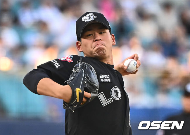 [OSEN=대구, 이석우 기자] 19일 대구삼성라이온즈파크에서 2024 신한 SOL 뱅크 KBO 리그 삼성 라이온즈와 롯데 자이언츠의 경기가 열렸다. 홈팀 삼성은 백정현이 방문팀 롯데는 김진욱이 선발 출전했다. 롯데 자이언츠 선발 투수 김진욱이 역투하고 있다. 2024.07.19 / foto0307@osen.co.kr