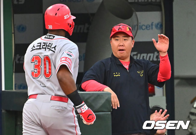 [OSEN=이석우 기자] KIA 소크라테스 브리토가 2회초 우월 솔로 홈런을 치고 난 뒤 이범호 감독의 환영을 받고 있다. 2024.06.26 / foto0307@osen.co.kr