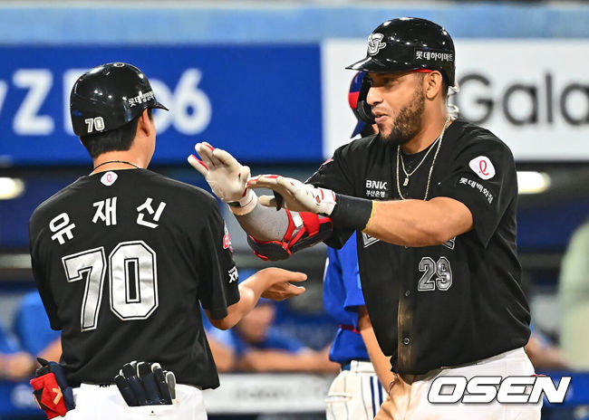 [OSEN=대구, 이석우 기자] 19일 대구삼성라이온즈파크에서 2024 신한 SOL 뱅크 KBO 리그 삼성 라이온즈와 롯데 자이언츠의 경기가 열렸다. 홈팀 삼성은 백정현이 방문팀 롯데는 김진욱이 선발 출전했다. 롯데 자이언츠 레이예스가 9회초 무사 2루 좌월 2점 홈런을 치고 하이파이브를 하고 있다. 2024.07.19 / foto0307@osen.co.kr