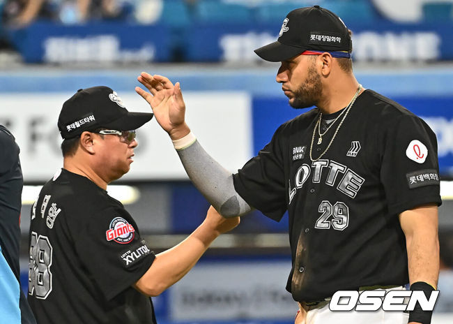 [OSEN=대구, 이석우 기자] 19일 대구삼성라이온즈파크에서 2024 신한 SOL 뱅크 KBO 리그 삼성 라이온즈와 롯데 자이언츠의 경기가 열렸다. 홈팀 삼성은 백정현이 방문팀 롯데는 김진욱이 선발 출전했다. 롯데 자이언츠 김태형 감독이 삼성 라이온즈에 10-6으로 승리한 후 레이예스와 기쁨을 나누고 있다. 2024.07.19 / foto0307@osen.co.kr