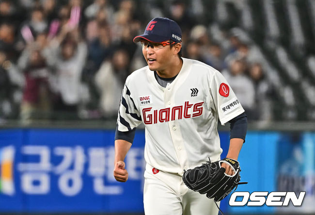 [OSEN=부산, 이석우 기자] 1일 부산 사직구장에서 2024 신한 SOL 뱅크 KBO 리그 롯데 자이언츠와 키움 히어로즈의 경기가 열렸다. 4연패에 빠진 롯데는 안경 에이스 박세웅이 선발로 나와 분위기 반전을 노리고 7연패를 탈출한 키움은 이종민이 선발로 등판했다.롯데 자이언츠 선발 투수 박세웅이 6회초 1사 만루 키움 히어로즈 변상권을 2루수 병살로 잡고 환호하고 있다. 2024.05.01 / foto0307@osen.co.kr