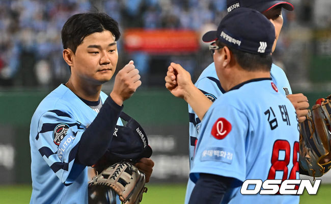 [OSEN=부산, 이석우 기자] 9일 부산 사직야구장에서 2024 신한 SOL 뱅크 KBO 리그 롯데 자이언츠와 SSG 랜더스의 더블헤더 2차전 경기가 열렸다. 홈팀 롯데는 윌커슨을 더블헤더 2차전 선발로, SSG는 송영진을 선발로 내세웠다.롯데 자이언츠 손호영이 SSG 랜더스와의 더블헤더 2차전에서 5-3으로 승리한 후 김태형 감독과 기쁨을 나누고 있다. 2024.06.09 / foto0307@osen.co.kr