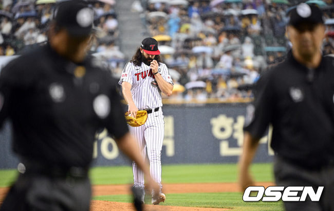 [OSEN=잠실, 조은정 기자]20일 서울 송파구 잠실야구장에서 ‘2024 신한 SOL Bank KBO리그’ LG트윈스와 두산 베어스의 경기가 열렸다.홈팀 LG는 켈리를, 방문팀 두산은 발라조빅을 선발로 내세웠다.3회초 2사 2루 우천중단으로 LG 켈리가 마운드에서 내려오고 있다. 2024.07.20 /cej@osen.co.kr