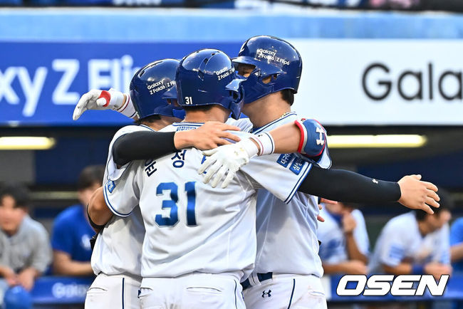 [OSEN=대구, 이석우 기자] 20일 대구삼성라이온즈파크에서 2024 신한 SOL 뱅크 KBO 리그 삼성 라이온즈와 롯데 자이언츠의 경기가 열렸다. 홈팀 삼성은 원태인이 방문팀 롯데는 이인복이 선발 출전했다. 삼성 라이온즈 강민호가 3회말 2사 1,2루 좌월 3점 홈런을 치고 선행주자들과 기쁨을 나누고 있다. 강민호는 이 홈런으로 15시즌 연속 10홈런 기록을 세웠다. 2024.07.20 / foto0307@osen.co.kr