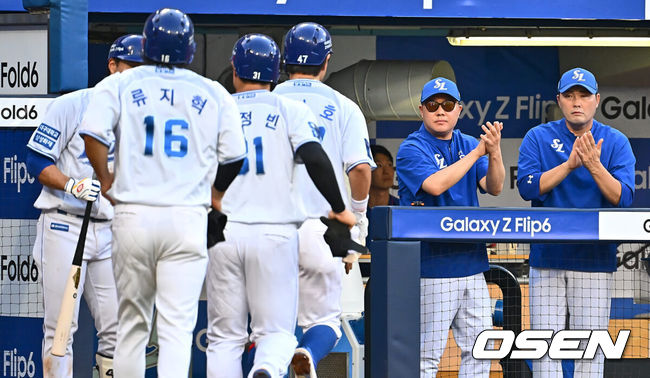 [OSEN=대구, 이석우 기자] 20일 대구삼성라이온즈파크에서 2024 신한 SOL 뱅크 KBO 리그 삼성 라이온즈와 롯데 자이언츠의 경기가 열렸다. 홈팀 삼성은 원태인이 방문팀 롯데는 이인복이 선발 출전했다. 삼성 라이온즈 강민호가 3회말 2사 1,2루 좌월 3점 홈런을 치고 박진만 감독의 축하를 받고 있다. 강민호는 이 홈런으로 15시즌 연속 10홈런 기록을 세웠다. 2024.07.20 / foto0307@osen.co.kr