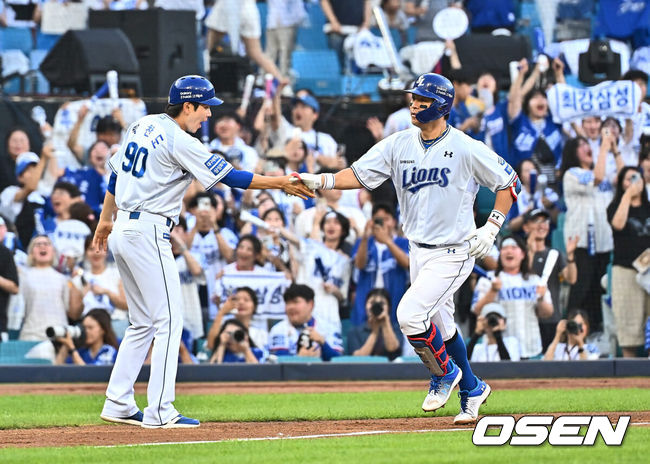 [OSEN=대구, 이석우 기자] 20일 대구삼성라이온즈파크에서 2024 신한 SOL 뱅크 KBO 리그 삼성 라이온즈와 롯데 자이언츠의 경기가 열렸다. 홈팀 삼성은 원태인이 방문팀 롯데는 이인복이 선발 출전했다. 삼성 라이온즈 강민호가 3회말 2사 1,2루 좌월 3점 홈런을 치고 하이파이브를 하고 있다. 강민호는 이 홈런으로 15시즌 연속 10홈런 기록을 세웠다. 2024.07.20 / foto0307@osen.co.kr