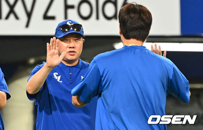 [OSEN=대구, 이석우 기자] 20일 대구삼성라이온즈파크에서 2024 신한 SOL 뱅크 KBO 리그 삼성 라이온즈와 롯데 자이언츠의 경기가 열렸다. 홈팀 삼성은 원태인이 방문팀 롯데는 이인복이 선발 출전했다. 삼성 라이온즈 박진만 감독이 롯데 자이언츠에 21-4로 완승하고 강민호와 하이파이브를 하고 있다. 2024.07.20 / foto0307@osen.co.kr