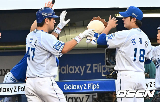 [OSEN=대구, 이석우 기자] 20일 대구삼성라이온즈파크에서 2024 신한 SOL 뱅크 KBO 리그 삼성 라이온즈와 롯데 자이언츠의 경기가 열렸다. 홈팀 삼성은 원태인이 방문팀 롯데는 이인복이 선발 출전했다. 삼성 라이온즈 강민호가 3회말 2사 1,2루 좌월 3점 홈런을 치고 원태인의 축하를 받고 있다. 강민호는 이 홈런으로 15시즌 연속 10홈런 기록을 세웠다. 2024.07.20 / foto0307@osen.co.kr