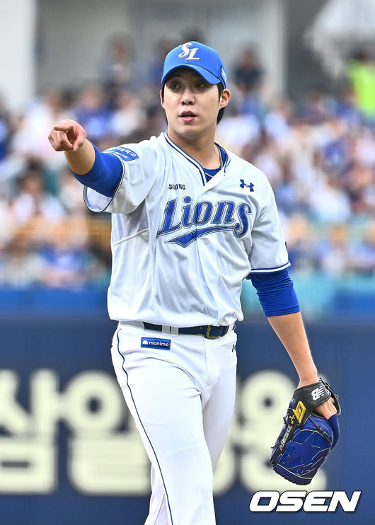 [OSEN=대구, 이석우 기자] 20일 대구삼성라이온즈파크에서 2024 신한 SOL 뱅크 KBO 리그 삼성 라이온즈와 롯데 자이언츠의 경기가 열렸다. 홈팀 삼성은 원태인이 방문팀 롯데는 이인복이 선발 출전했다. 삼성 라이온즈 선발 투수 원태인이 1회초 롯데 자이언츠 윤동희의 배트가 돌았다며 가리키고 있다. 2024.07.20 / foto0307@osen.co.kr