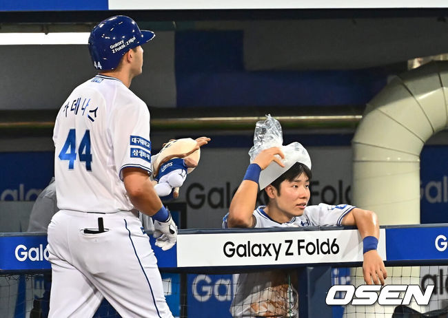 [OSEN=대구, 이석우 기자] 20일 대구삼성라이온즈파크에서 2024 신한 SOL 뱅크 KBO 리그 삼성 라이온즈와 롯데 자이언츠의 경기가 열렸다. 홈팀 삼성은 원태인이 방문팀 롯데는 이인복이 선발 출전했다. 삼성 라이온즈 김지찬이 6회말 KBO 데뷔 첫 좌월 솔로 홈런을 친 카데나스에게 무관심 세리머니를 하고 있다. 2024.07.20 / foto0307@osen.co.kr