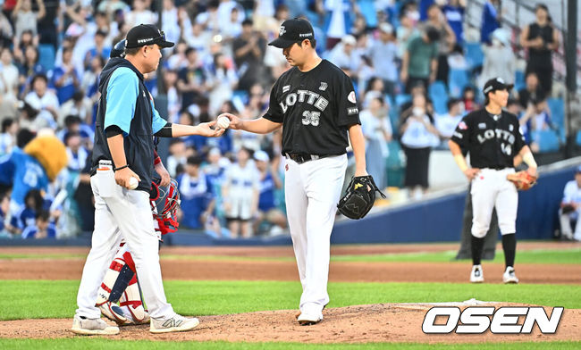 [OSEN=대구, 이석우 기자] 20일 대구삼성라이온즈파크에서 2024 신한 SOL 뱅크 KBO 리그 삼성 라이온즈와 롯데 자이언츠의 경기가 열렸다. 홈팀 삼성은 원태인이 방문팀 롯데는 이인복이 선발 출전했다. 롯데 자이언츠 이인복이 4회말 삼성 라이온즈 이성규에게 솔로홈런을 맞고 교체되고 있다. 2024.07.20 / foto0307@osen.co.kr