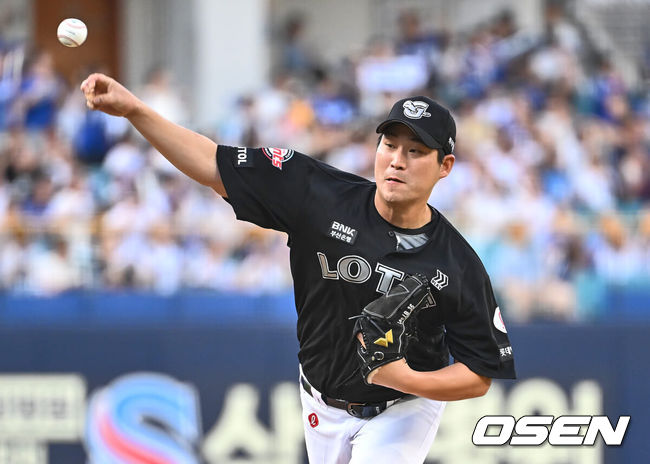 [OSEN=대구, 이석우 기자] 20일 대구삼성라이온즈파크에서 2024 신한 SOL 뱅크 KBO 리그 삼성 라이온즈와 롯데 자이언츠의 경기가 열렸다. 홈팀 삼성은 원태인이 방문팀 롯데는 이인복이 선발 출전했다. 롯데 자이언츠 선발 투수 이인복이 역투하고 있다. 2024.07.20 / foto0307@osen.co.kr