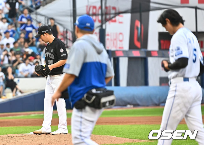 [OSEN=대구, 이석우 기자] 20일 대구삼성라이온즈파크에서 2024 신한 SOL 뱅크 KBO 리그 삼성 라이온즈와 롯데 자이언츠의 경기가 열렸다. 홈팀 삼성은 원태인이 방문팀 롯데는 이인복이 선발 출전했다. 삼성 라이온즈 구자욱이 3회말 1사 롯데 자이언츠 이인복의 투구에 맞고 교체되고 있다. 2024.07.20 / foto0307@osen.co.kr