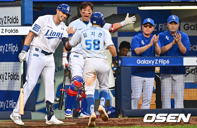 [OSEN=대구, 이석우 기자] 20일 대구삼성라이온즈파크에서 2024 신한 SOL 뱅크 KBO 리그 삼성 라이온즈와 롯데 자이언츠의 경기가 열렸다. 홈팀 삼성은 원태인이 방문팀 롯데는 이인복이 선발 출전했다. 삼성 라이온즈 김지찬이 4회말 2사 2루 윤정빈 타석때 롯데 자이언츠 박진의 폭투에 홈 쇄도 득점을 올리고 하이파이브를 하고 있다. 2024.07.20 / foto0307@osen.co.kr