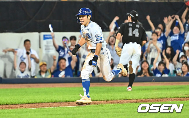 [OSEN=대구, 이석우 기자] 20일 대구삼성라이온즈파크에서 2024 신한 SOL 뱅크 KBO 리그 삼성 라이온즈와 롯데 자이언츠의 경기가 열렸다. 홈팀 삼성은 원태인이 방문팀 롯데는 이인복이 선발 출전했다. 삼성 라이온즈 김지찬이 5회말 2사 만루 류지혁의 우익수 앞 2타점 안타때 협살을 시도하던 롯데의 송구 실책에 득점을 올리고 있다. 2024.07.20 / foto0307@osen.co.kr