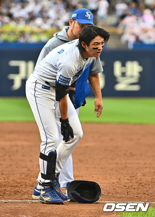 [OSEN=대구, 이석우 기자] 20일 대구삼성라이온즈파크에서 2024 신한 SOL 뱅크 KBO 리그 삼성 라이온즈와 롯데 자이언츠의 경기가 열렸다. 홈팀 삼성은 원태인이 방문팀 롯데는 이인복이 선발 출전했다. 삼성 라이온즈 구자욱이 3회말 1사 롯데 자이언츠 이인복의 투구에 맞고 통증을 호소하고 있다. 2024.07.20 / foto0307@osen.co.kr