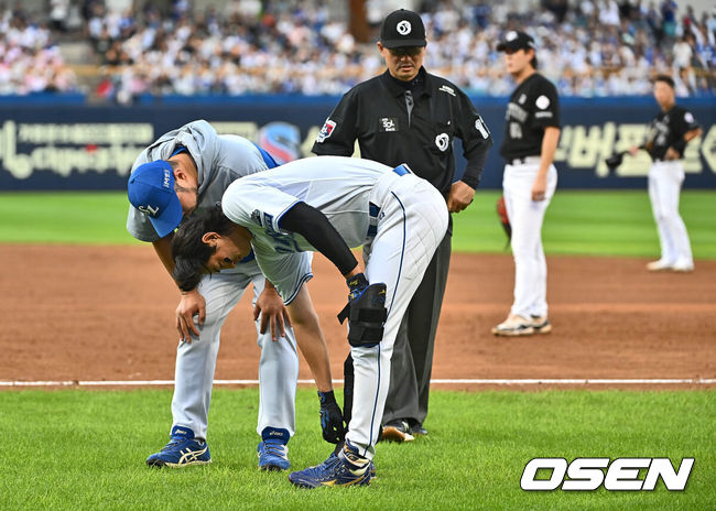 [OSEN=대구, 이석우 기자] 20일 대구삼성라이온즈파크에서 2024 신한 SOL 뱅크 KBO 리그 삼성 라이온즈와 롯데 자이언츠의 경기가 열렸다. 홈팀 삼성은 원태인이 방문팀 롯데는 이인복이 선발 출전했다. 삼성 라이온즈 구자욱이 3회말 1사 롯데 자이언츠 이인복의 투구에 맞고 통증을 호소하고 있다. 2024.07.20 / foto0307@osen.co.kr