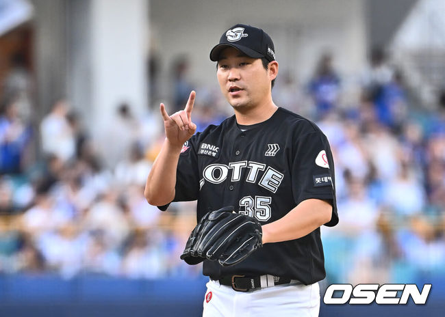 [OSEN=대구, 이석우 기자] 20일 대구삼성라이온즈파크에서 2024 신한 SOL 뱅크 KBO 리그 삼성 라이온즈와 롯데 자이언츠의 경기가 열렸다. 홈팀 삼성은 원태인이 방문팀 롯데는 이인복이 선발 출전했다. 롯데 자이언츠 선발 투수 이인복이 사인을 보내고 있다. 2024.07.20 / foto0307@osen.co.kr