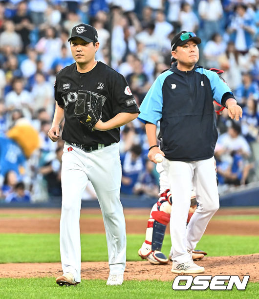 [OSEN=대구, 이석우 기자] 20일 대구삼성라이온즈파크에서 2024 신한 SOL 뱅크 KBO 리그 삼성 라이온즈와 롯데 자이언츠의 경기가 열렸다. 홈팀 삼성은 원태인이 방문팀 롯데는 이인복이 선발 출전했다. 롯데 자이언츠 이인복이 4회말 삼성 라이온즈 이성규에게 솔로홈런을 맞고 교체되고 있다. 2024.07.20 / foto0307@osen.co.kr