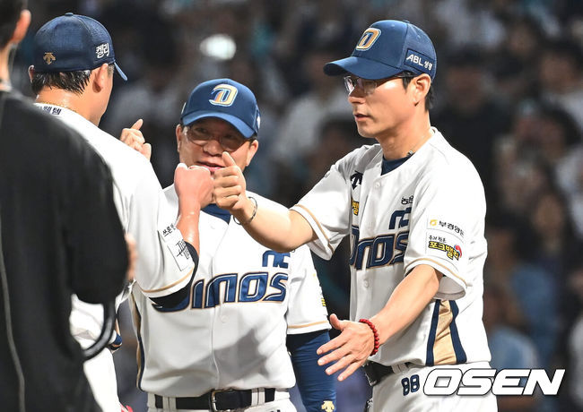 [OSEN=창원, 이석우 기자] 18일 창원NC파크에서 2024 신한 SOL 뱅크 KBO 리그 NC 다이노스와 한화 이글스의 경기가 열렸다. 홈팀 NC는 신민혁이 방문팀 한화는 류현진이 선발 출전했다. NC 다이노스 강인권 감독이 한화 이글스에 4-3 승리를 결정짓고 이용찬과 하이파이브를 하고 있다. 2024.07.18 / foto0307@osen.co.kr