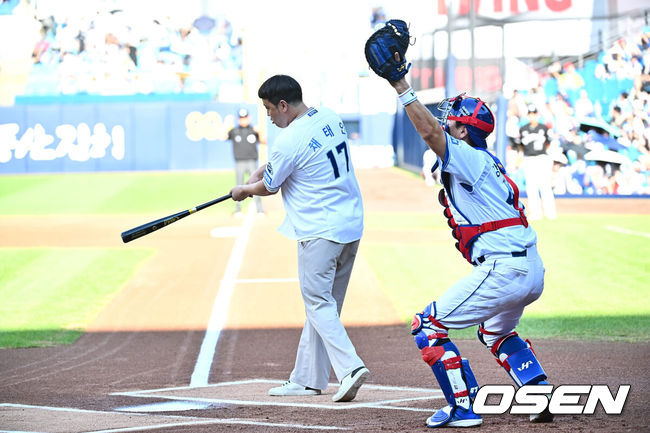 [OSEN=대구, 이석우 기자] 21일 대구삼성라이온즈파크에서 2024 신한 SOL 뱅크 KBO 리그 삼성 라이온즈와 롯데 자이언츠의 경기가 열렸다. 홈팀 삼성은 이승현이 방문팀 롯데는 반즈가 선발 출전했다. 전 삼성 라이온즈 출신 채태인이 시타를 하고 있다. 2024.07.21 / foto0307@osen.co.kr