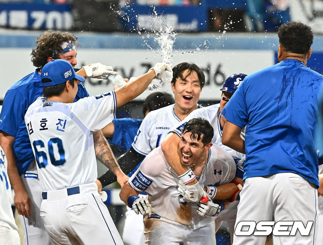 [OSEN=대구, 이석우 기자] 21일 대구삼성라이온즈파크에서 2024 신한 SOL 뱅크 KBO 리그 삼성 라이온즈와 롯데 자이언츠의 경기가 열렸다. 홈팀 삼성은 이승현이 방문팀 롯데는 반즈가 선발 출전했다. 삼성 라이온즈 카데나스가 9회말 무사 1루 좌월 끝내기 홈런을 치고 기뻐하고 있다. 2024.07.21 / foto0307@osen.co.kr