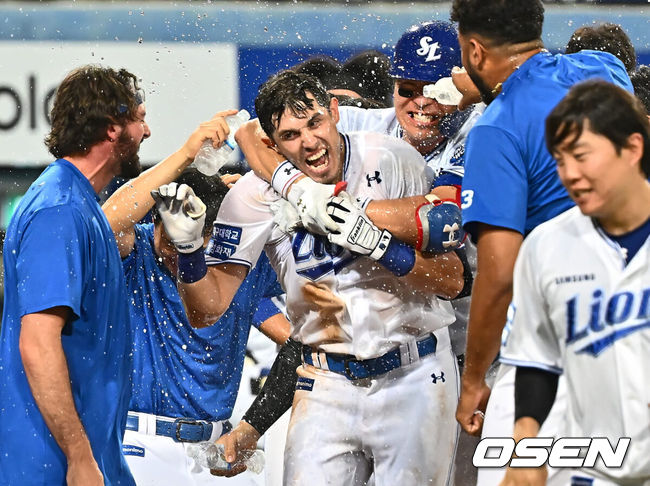 [OSEN=대구, 이석우 기자] 21일 대구삼성라이온즈파크에서 2024 신한 SOL 뱅크 KBO 리그 삼성 라이온즈와 롯데 자이언츠의 경기가 열렸다. 홈팀 삼성은 이승현이 방문팀 롯데는 반즈가 선발 출전했다. 삼성 라이온즈 카데나스가 9회말 무사 1루 좌월 끝내기 홈런을 치고 기뻐하고 있다. 2024.07.21 / foto0307@osen.co.kr